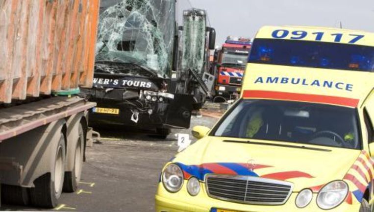 Een ambulance voert gewonden af na een ongeluk op de A2 begin juli. Volgens het CBS stierven vorig jaar 5400 mensen in Nederland een niet-natuurlijke dood. Foto ANP Beeld 