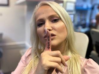 KIJK. Bekendste ‘seksjuf’ van Vlaanderen Mel Meliciousss (29) laat ‘Ssstt’-tattoo zetten: “Omdat we altijd ons mondje dichthouden, figuurlijk vooral”