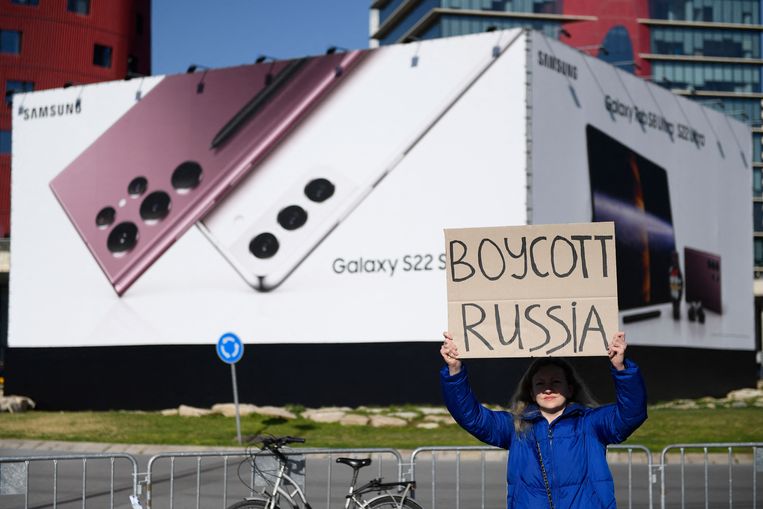 Bij het Mobile World Congress, een groot jaarlijks technologiecongres dat deze week werd gehouden in Barcelona, wordt gedemonstreerd tegen Rusland. Beeld AFP