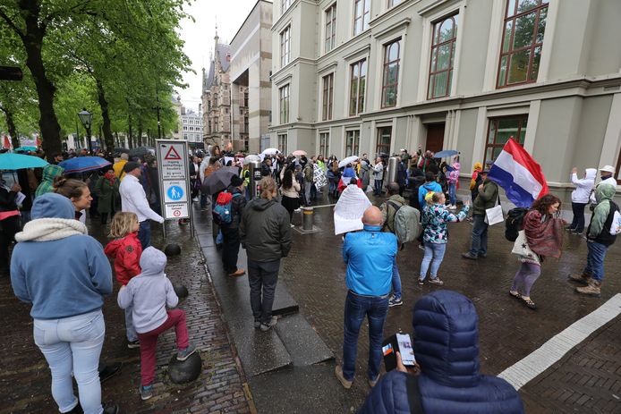 Demonstranten Lappen Coronamaatregelen Aan Laars Tijdens Protest Tegen Lockdown Den Haag Ad Nl