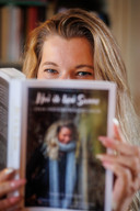 Sanne Olde Olthof met het boek dat ze schreef over haar leven met een kwaadaardige tumor.