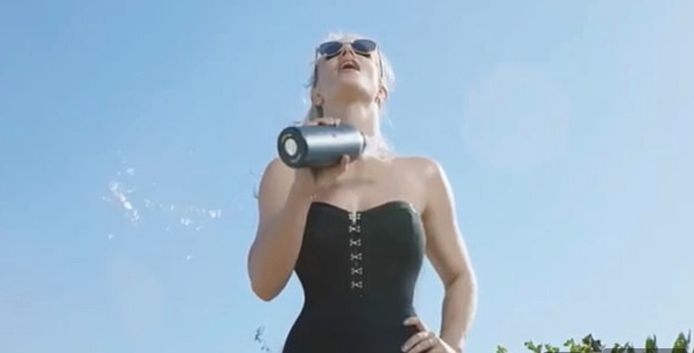 Britney Spears in de zonovergoten promovideo voor haar nieuwe parfum.