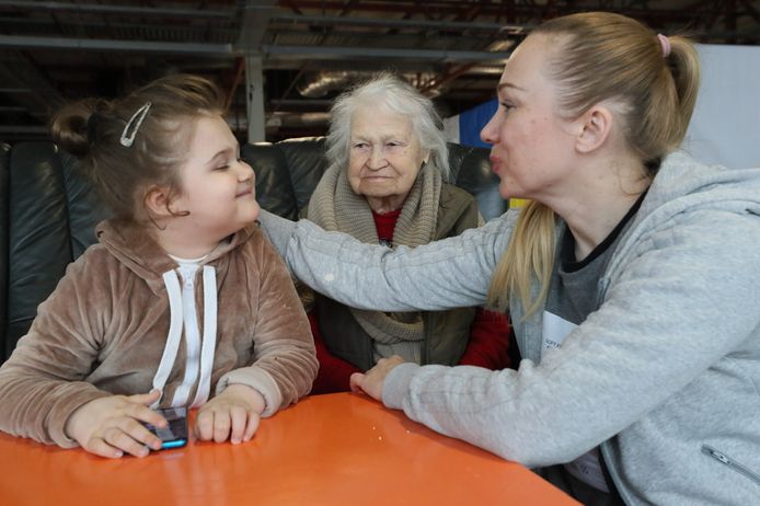 Catharina (rechts) met haar dochtertje Darina en oma Taisiya in het Microlab.