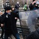 In één klap een Bekende Fransman: Frankrijk verdeeld over acties van Christophe Dettinger