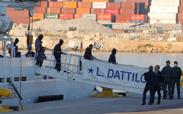 Migranten verlaten de Dattilo in Valencia. Beeld REUTERS