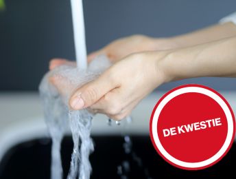 Lezers over zuinig omgaan met drinkwater: gieter in de douche om koud water op te vangen
