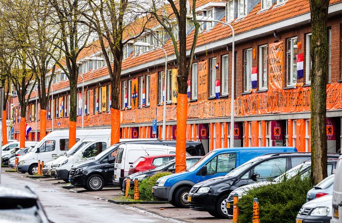 De Haagse Marktweg in de wijk Transvaal kleurt oranje in aanloop naar het EK.