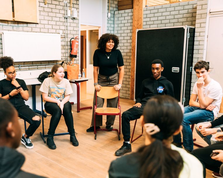 Leerlingen op een open schoolgemeenschap, waar kinderen van alle niveaus en achtergronden de eerste twee jaar bij elkaar in de klas zitten. Beeld Rebecca Fertinel