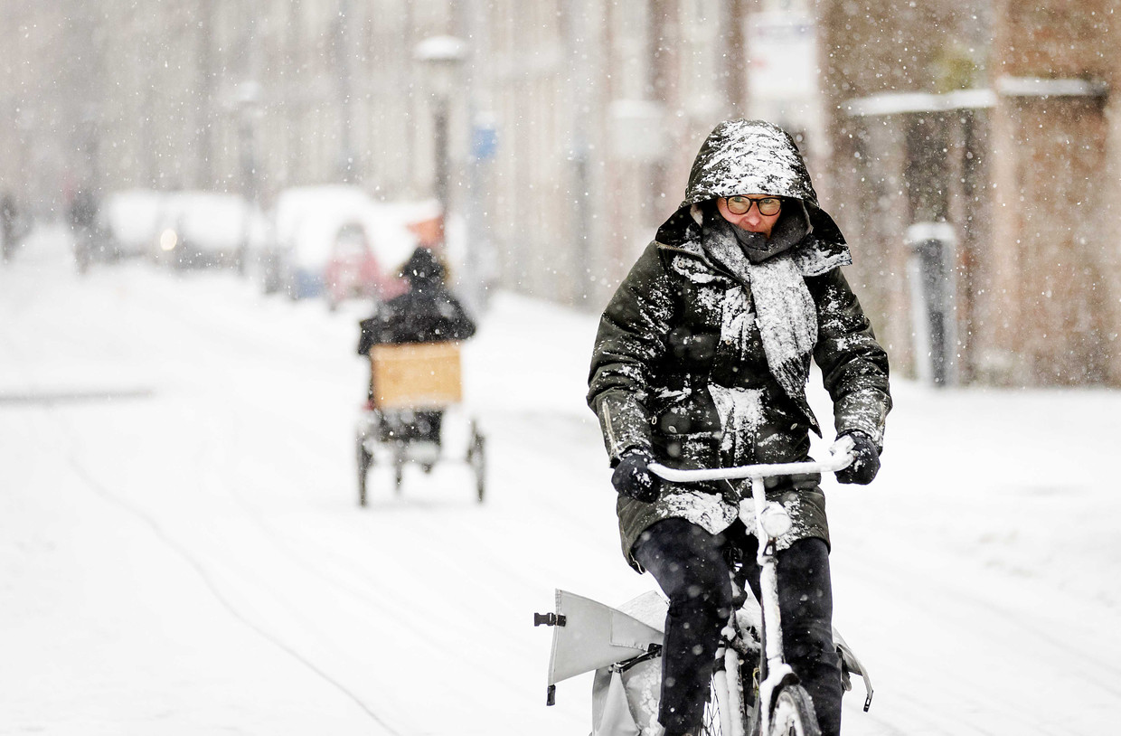 Fietsers in een winters Utrecht. Beeld ANP