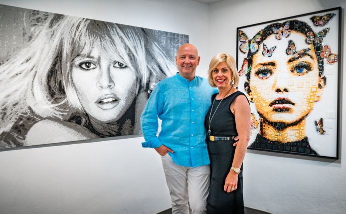 Paul en Sandy Janssen in hun galerie in Saint-Tropez, geflankeerd door een portret van Brigitte Bardot en een werk van de Belgische kunstenares Isabelle Scheltjens.