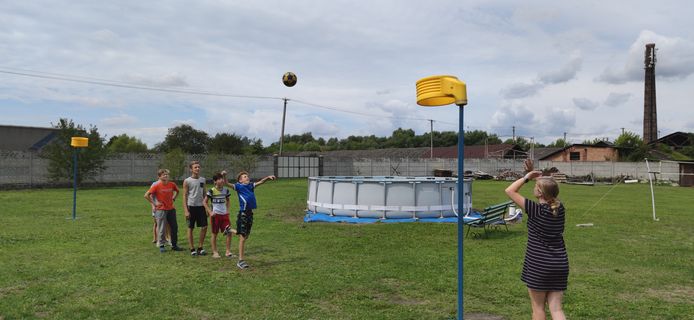 Dankzij Maarssense hulp kunnen de kinderen in Oekraïne korfballen.