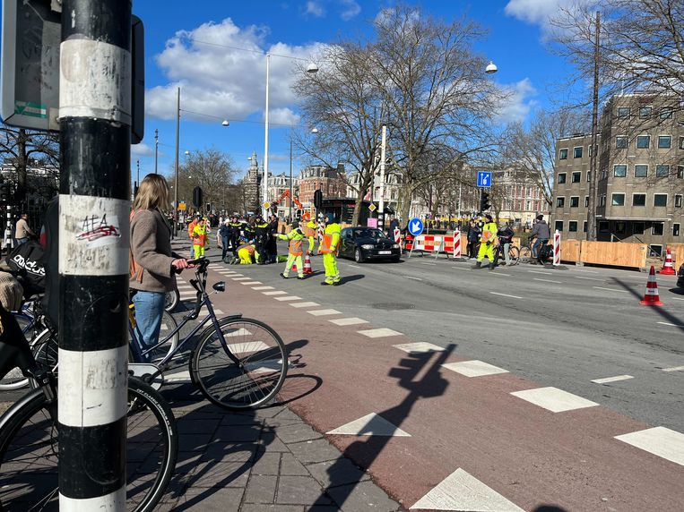 Op de Stadhouderskade is een verkeersregelaar aangereden. Beeld Het Parool