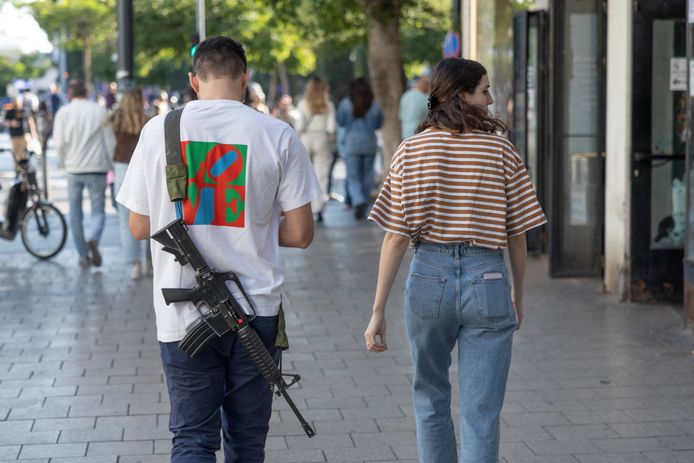 Het ziet er voor ons bizar uit, maar steeds meer Israëli’s lopen op straat met zware wapens. Foto genomen op 29 december in het winkelcentrum van Tel Aviv.