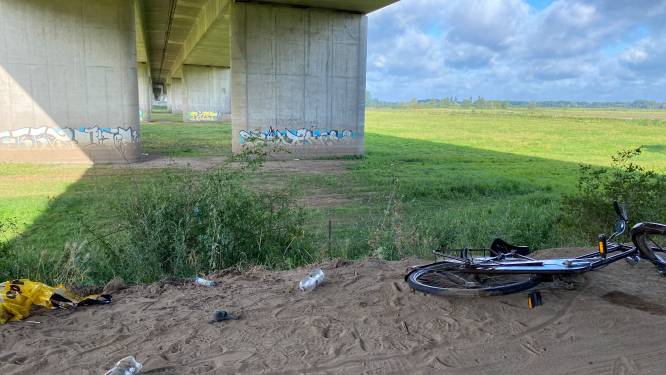 Strenger corona-beleid? Bij illegaal feest in Deventer kreeg slechts 1 van de 250 mensen een boete: ‘We hebben de mankracht niet’