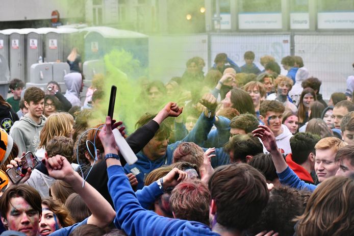 In Roeselare vierden ze de 50 dagen in plaats van de 100 dagen. De jongeren gingen vanaf 6u 's morgens uit de bol op het Polenplein.