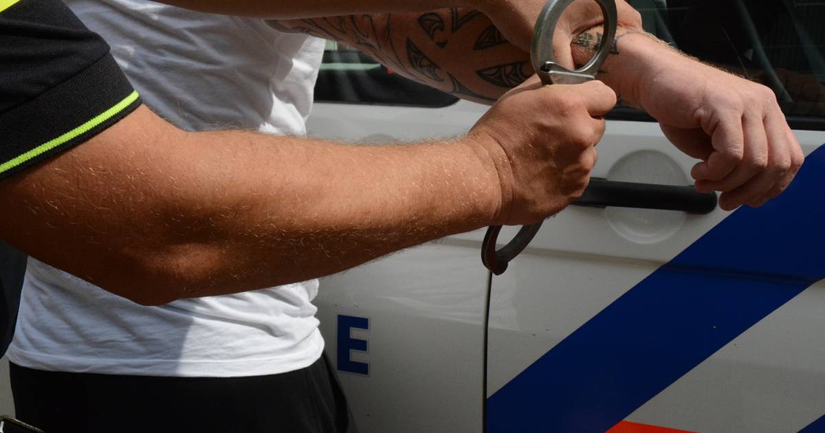 Scooterrijder ‘rijdt bewust in’ op groepje mensen in Goirle en raakt zelf gewond bij botsing tegen muur.