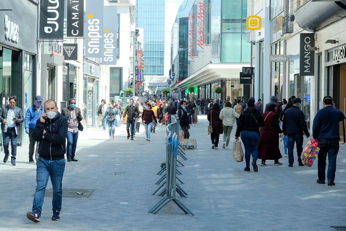 Shoppende mensen in de Nieuwstraat in Brussel.