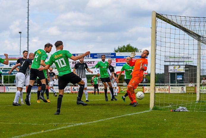 De 1-3 van Aart Veldhof (4) in beeld. De middenvelder kopt raak. Jens Wirix (10) kijkt toe.