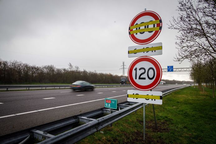De snelheid die je mag rijden op de Nederlandse snelwegen worden naar omlaag getrokken.