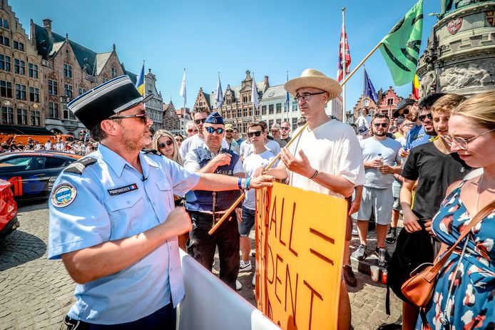 Gumball 3000 komt toe in Brugge: Wouter Mouton voerde actie, een deelnemer trad in debat met hem