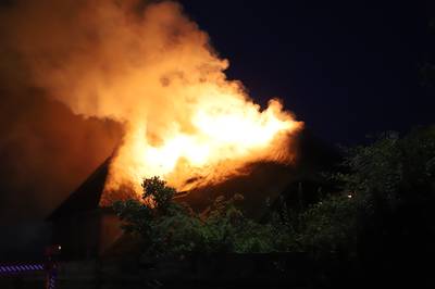 Blussen van grote brand in seksclub Wadenoijen gaat nog uren duren