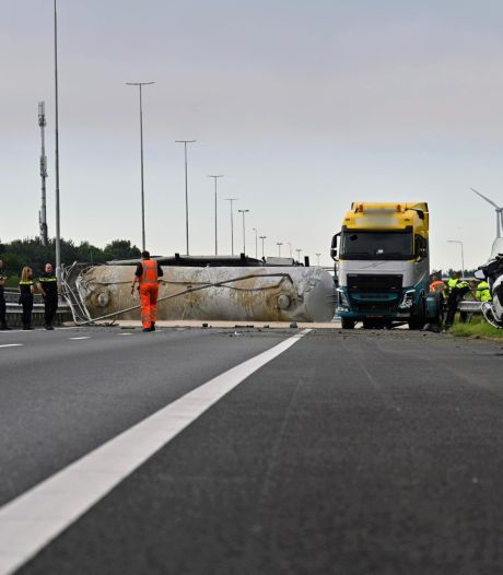 A16 tussen Breda en Belgische grens tot middernacht dicht door gekantelde vrachtwagen met zetmeel