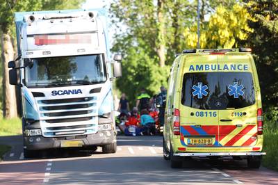 WADENOIJEN - Een brommerrijder is zondag aan het begin van de avond ernstig gewond geraakt doordat hij in aanrijding kwam met een vrachtwagen, op de Dreef in Wadenoijen.. #nieuws #wadenoijen