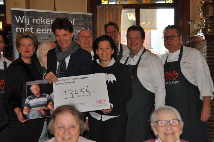 De actie Eet Met Je Hart leverde eind vorig jaar ruim 13 mille op. Dat maakte ambassadeur Paul Depla (tweede van links) donderdag bekend.