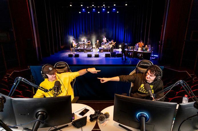 YouTube-sterren Joost (links) en Roedie in actie in de theaterzaal van De Lievekamp. Op de achtergrond staat de band Chef'Special op het podium.