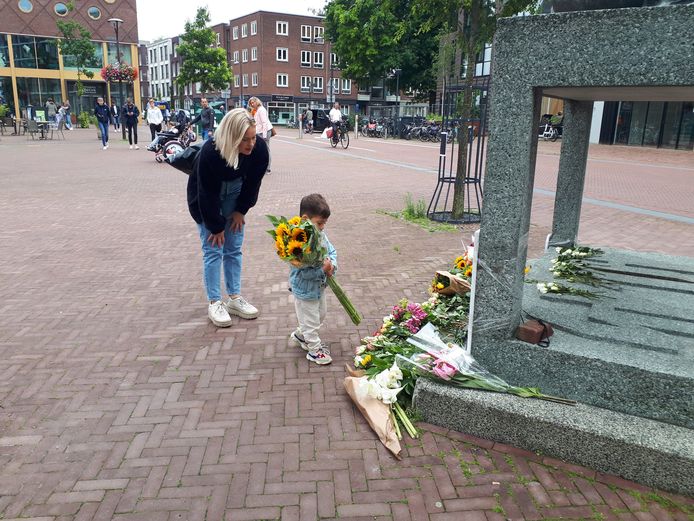 Semmy Supusepa legt bloemen voor Peter R. de Vries bij het oorlogsmonument op het Audrey Hepburnplein in Arnhem.