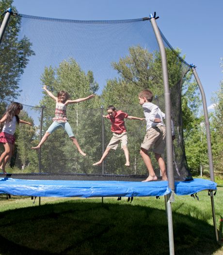 “Ce n’est pas un jeu comme les autres”: les médecins mettent en garde contre les dangers du trampoline