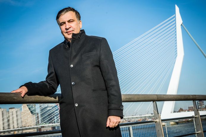Michail Saakasjvili poseert voor de Erasmusbrug. Volgens zijn advocaat Oscar Hammerstein is de voormalige Georgische president van plan zich te vestigen in Amsterdam.
