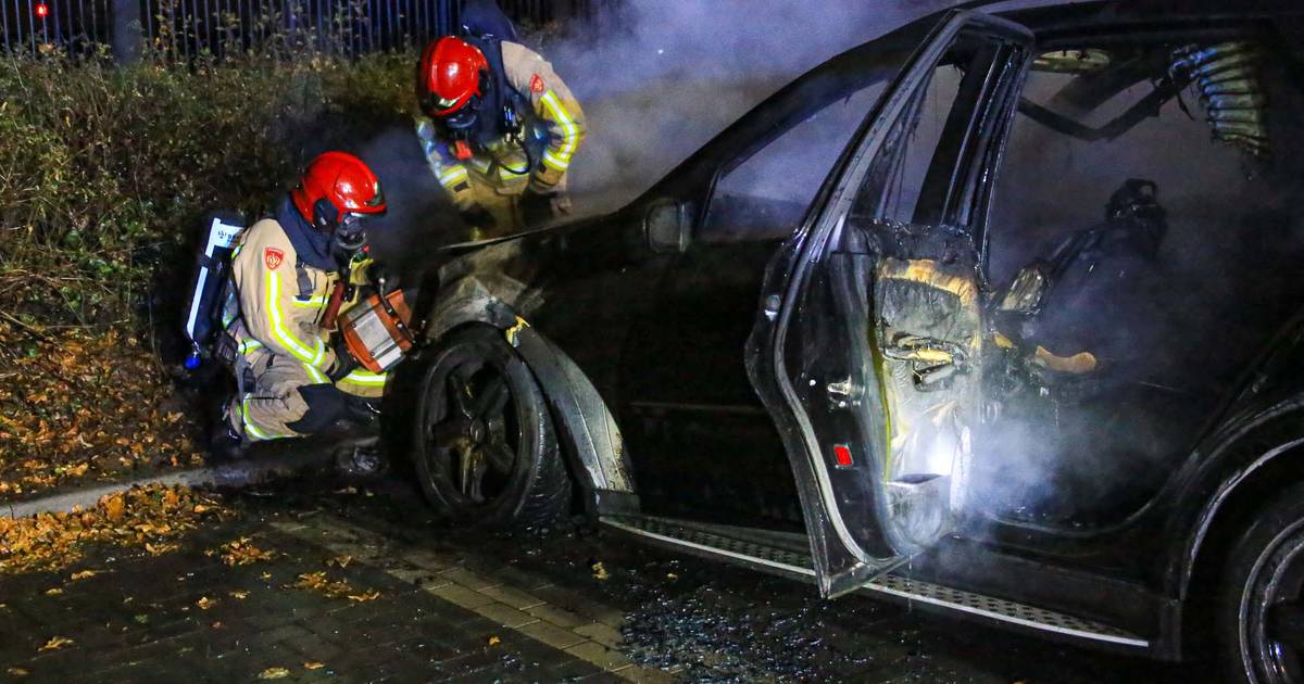 Geparkeerde auto in Helmond verwoest door brand Helmond AD.nl