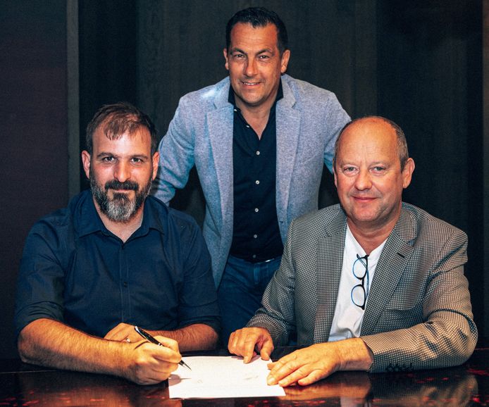 Andreas Wieland (links op de foto) ondertekent zijn contract bij Beerschots algemeen directeur Fred Van den Steen en voorzitter Francis Vrancken.