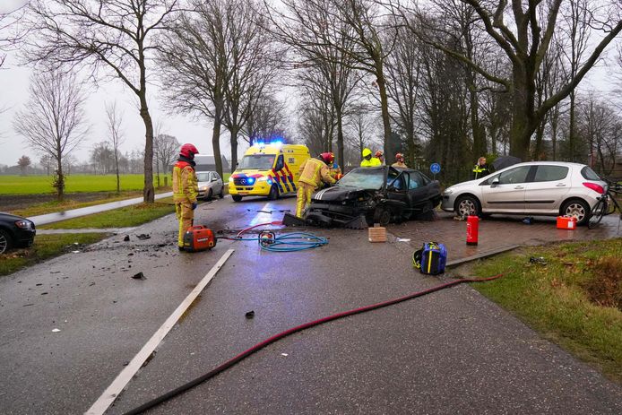 Drie auto’s zijn donderdagmiddag in De Mortel tegen elkaar gebotst.