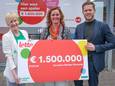 De uitbaters van de Carrefour Market op de Sint-Annalaan in Vilvoorde kregen een symbolische cheque van anderhalf miljoen euro overhandigd.