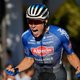 Jasper Philipsen snelt met overmacht naar winst op Champs-Élysées, groene Wout van Aert bolt met gele Vingegaard over de meet