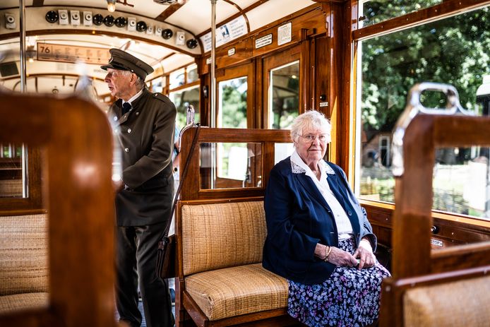 Wil Evers-Sanderse zit weer in de tram waarin ze als meisje naar school reisde. Links Guus Hoogewoud.
