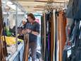 Marktkoopman Wouter Westrik in zijn kraam met lederwaren op de markt in de binnenstad van Zwolle.