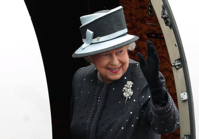 Queen Elizabeth II neemt een vliegtuig terug naar Londen in 2015.