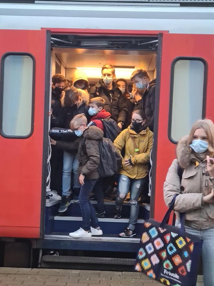De beelden van de propvolle trein in lichtervelde oogsten veel kritiek op sociale media: