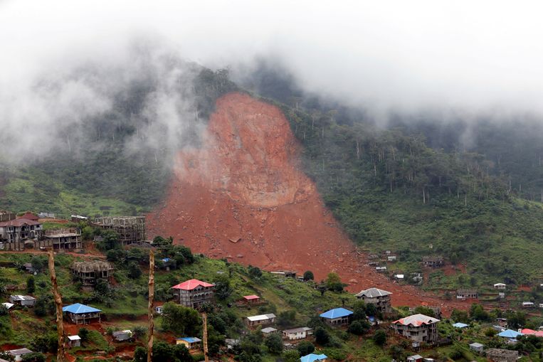 Augustus 2017, blik op de modderstroom die aan ruim 1.100 inwoners van Freetown het leven kostten.  Beeld Afolabi Sotunde / Reuters