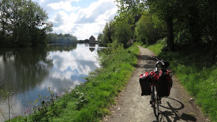 La Vélo Francette kent ook vlakke stukken, zoals op dit jaagpad.