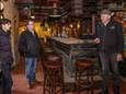 Bar Bonaparte met rechts stamgast en vriend Rinus Slabbekoorn, in het midden makelaar Dennis van der Burgt en links  makelaar in opleiding Stijn Ars.