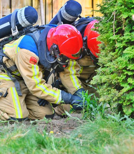 Brandweer doet onderzoek in tuin nadat man gewond raakt in Waalre 