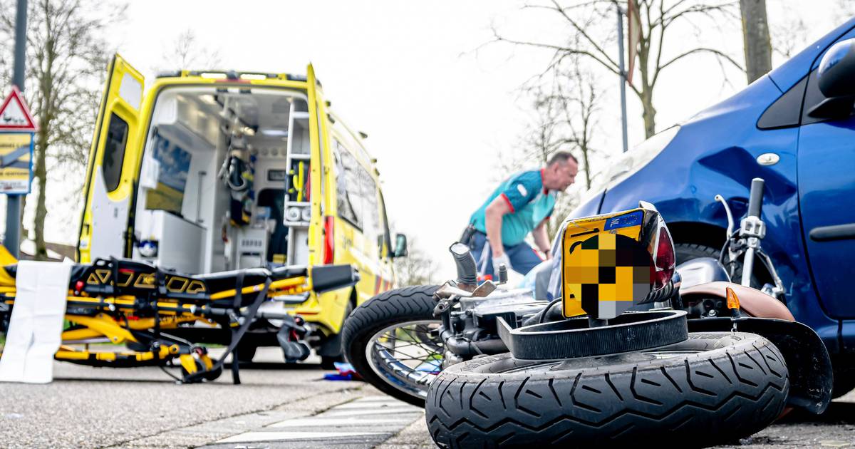Motorrijder breekt scheenbeen bij ongeval in Oosterhout.