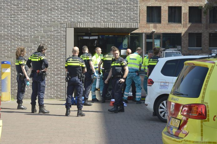 Een man is donderdagmiddag rond 14.00 uur van een railing gevallen aan de Gravinnen van Nassauboulevard in Breda.