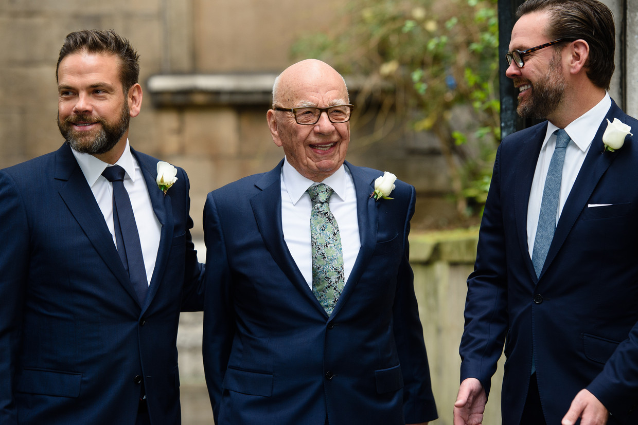 James Murdoch (rechts) en Lachlan Murdoch (links) met vader Rupert. James, ooit de gedoodverfde troonopvolger, verlaat zijn vaders bedrijf, omdat hij zegt zich niet meer te kunnen verenigen met een deel van de redactionele inhoud. Beeld Hollandse Hoogte / AFP
