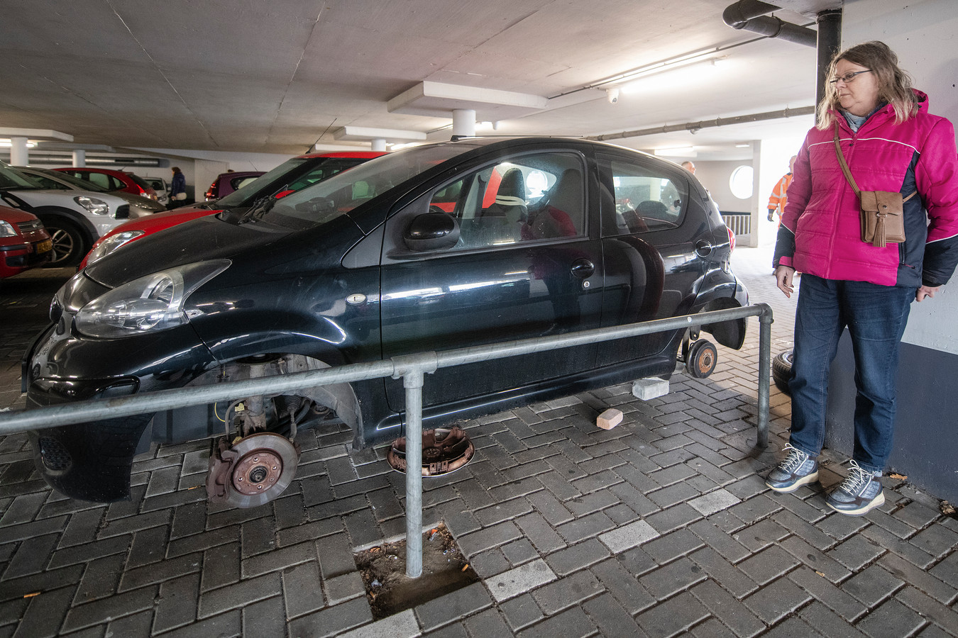 Inge treft haar auto zonder wielen aan in garage Apeldoorn ‘Ik dacht even dat ik nog sliep