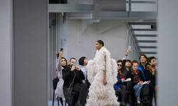 Balenciaga stuurt modellen met USB-kabels in hun haar de catwalk op